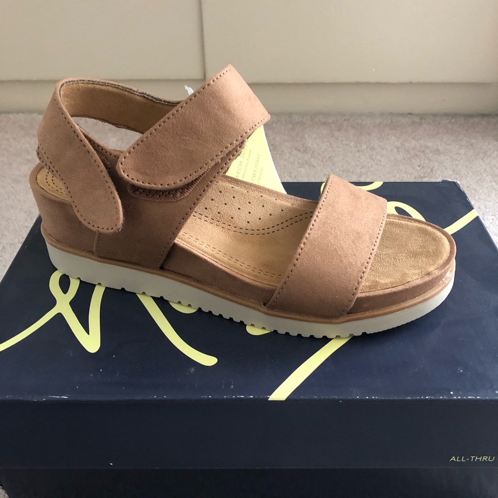 Natural Sole tan sandal size 7